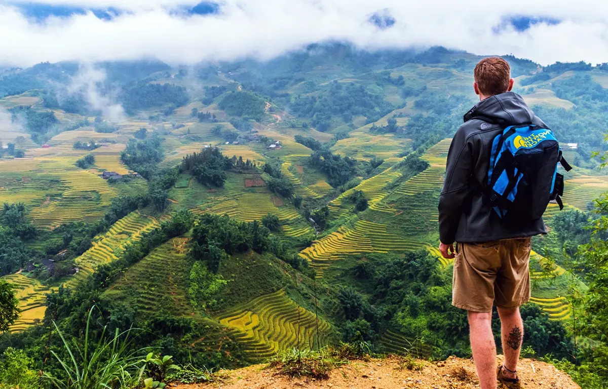 Du khách trải nghiệm trekking giữa thiên nhiên hoang sơ tại Sapa 